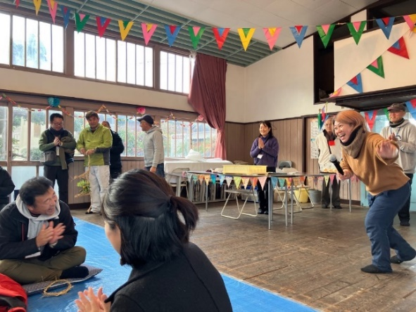 地域のホールで住民たちが飾り付けをしながら交流している写真