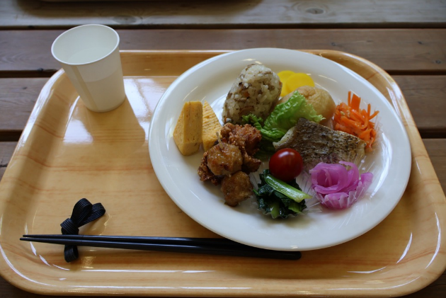 木のトレーに盛り付けられたランチプレートの写真