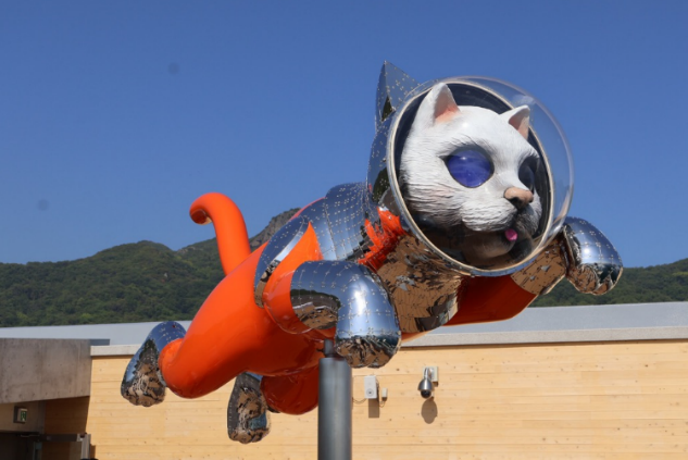 宇宙服を着たネコの巨大な屋外アート作品の写真