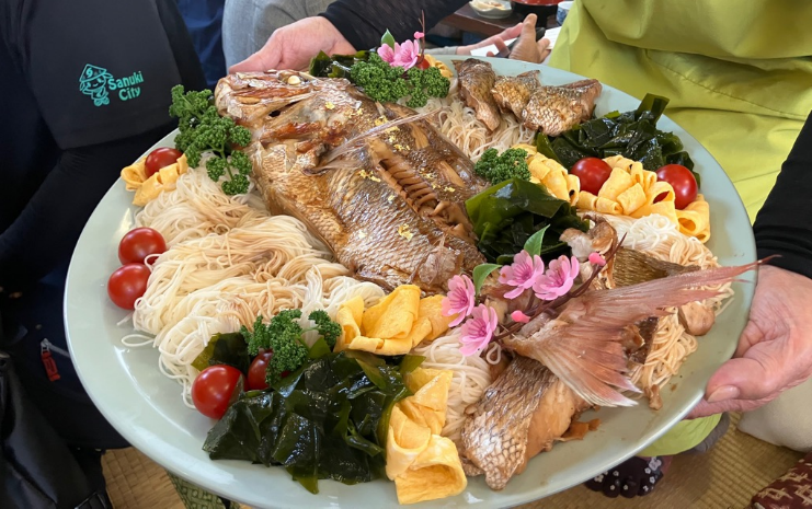 大皿に盛られた鯛とそうめん、錦糸卵やトマトが豪華に飾られている写真