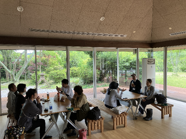 ガラス張りの休憩スペースでボランティア同士が談笑している写真