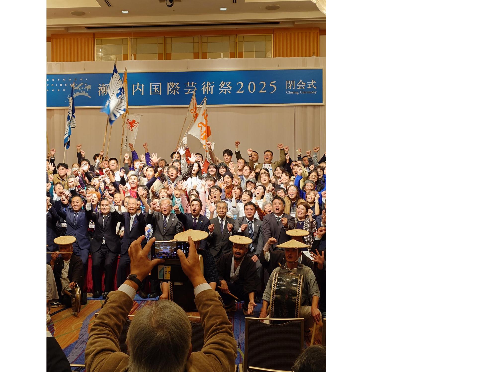 笑顔で集合写真を撮るパフォーマーや参加者の写真