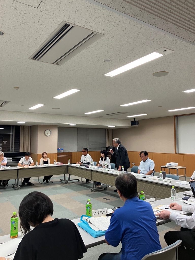 大山会長の挨拶とその話を聞いている参加者たちの写真