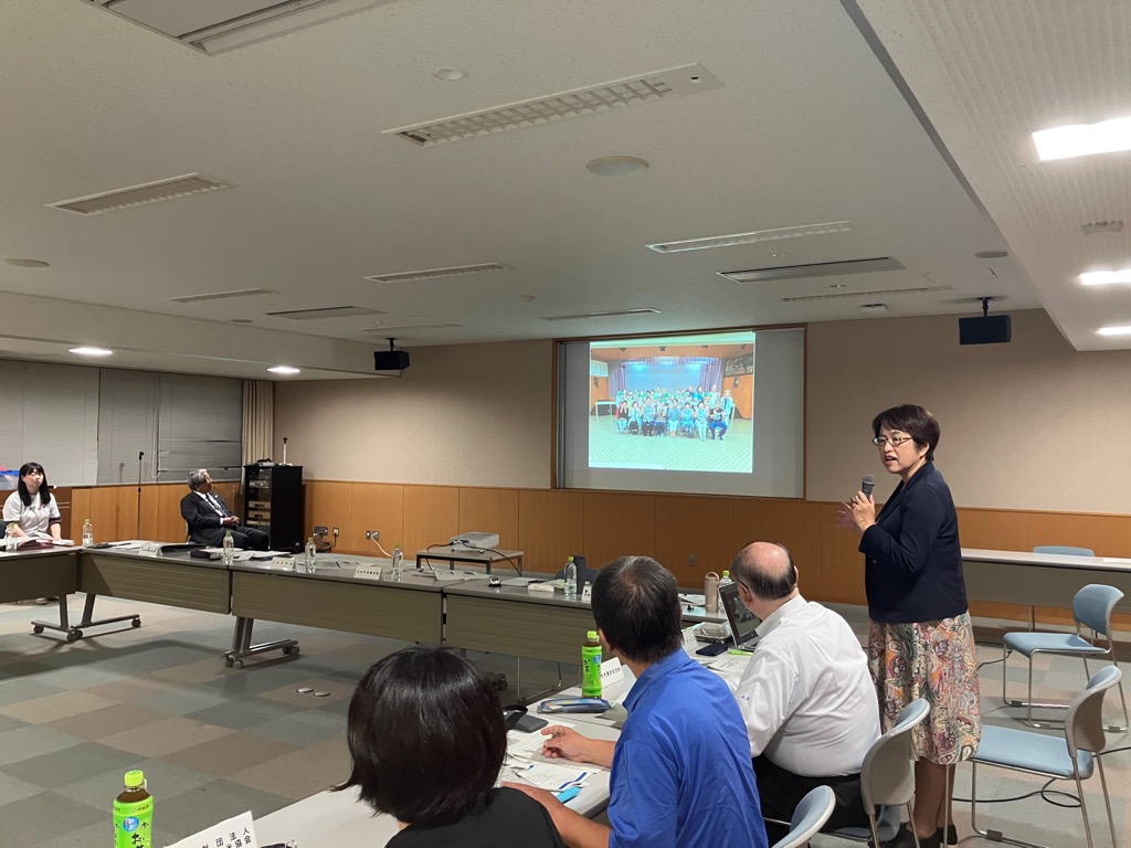 投影されたスクリーンを見ながら説明を行うかとうさんと参加者