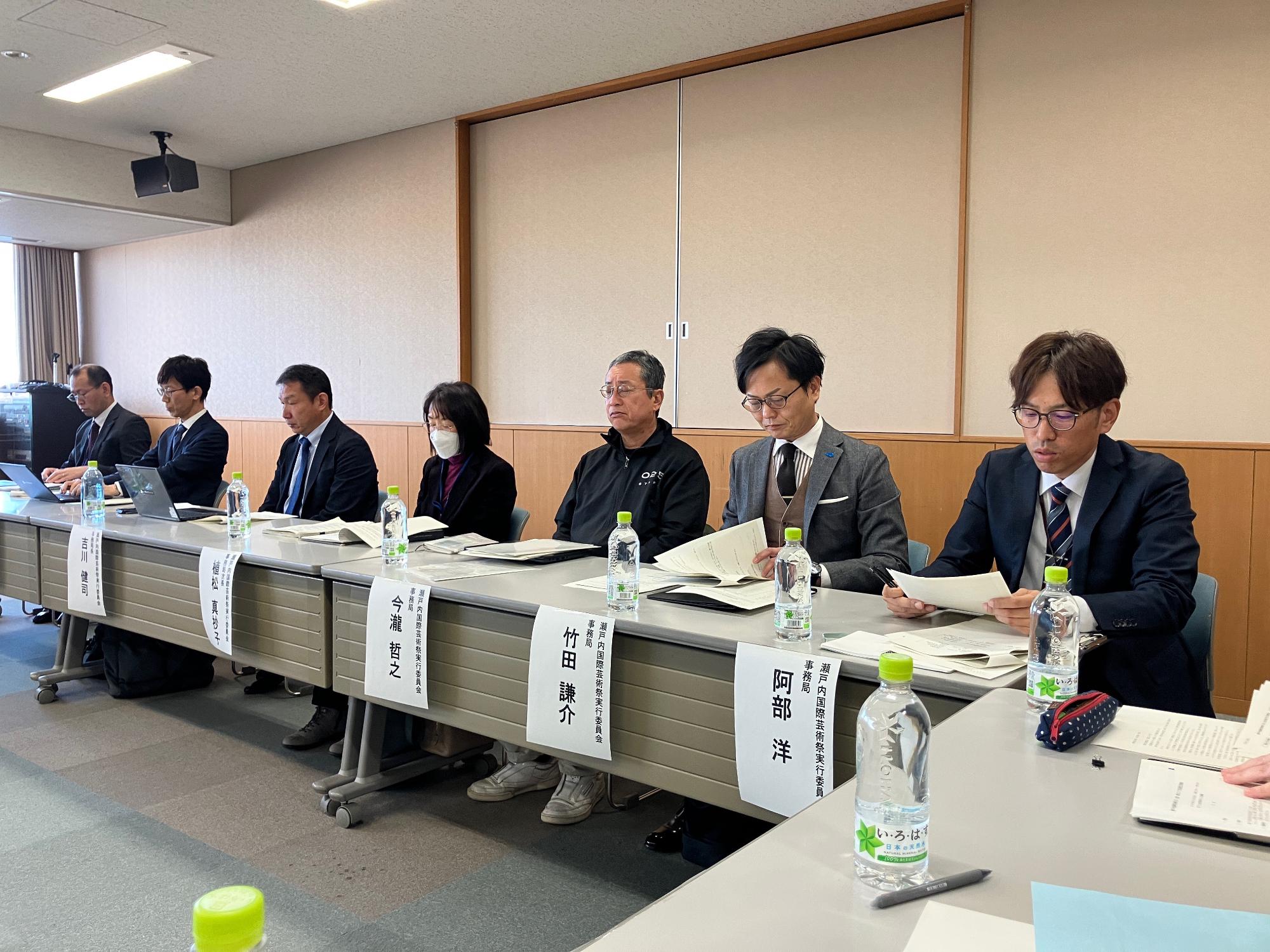 瀬戸内国際芸術祭2025夏会期での振り返りを報告する事務局担当者の写真