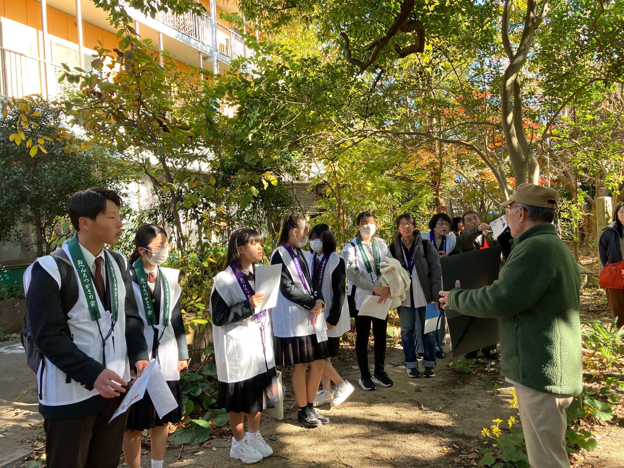 志度寺にてボランティアガイドからの説明を聞く参加者の写真