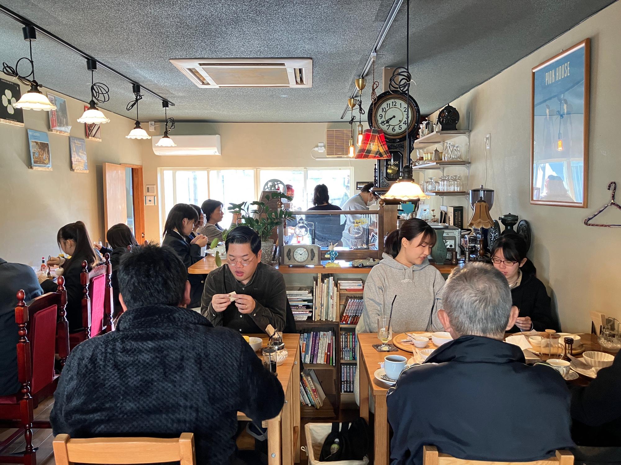 地元の飲食店で昼食を食べる参加者の写真