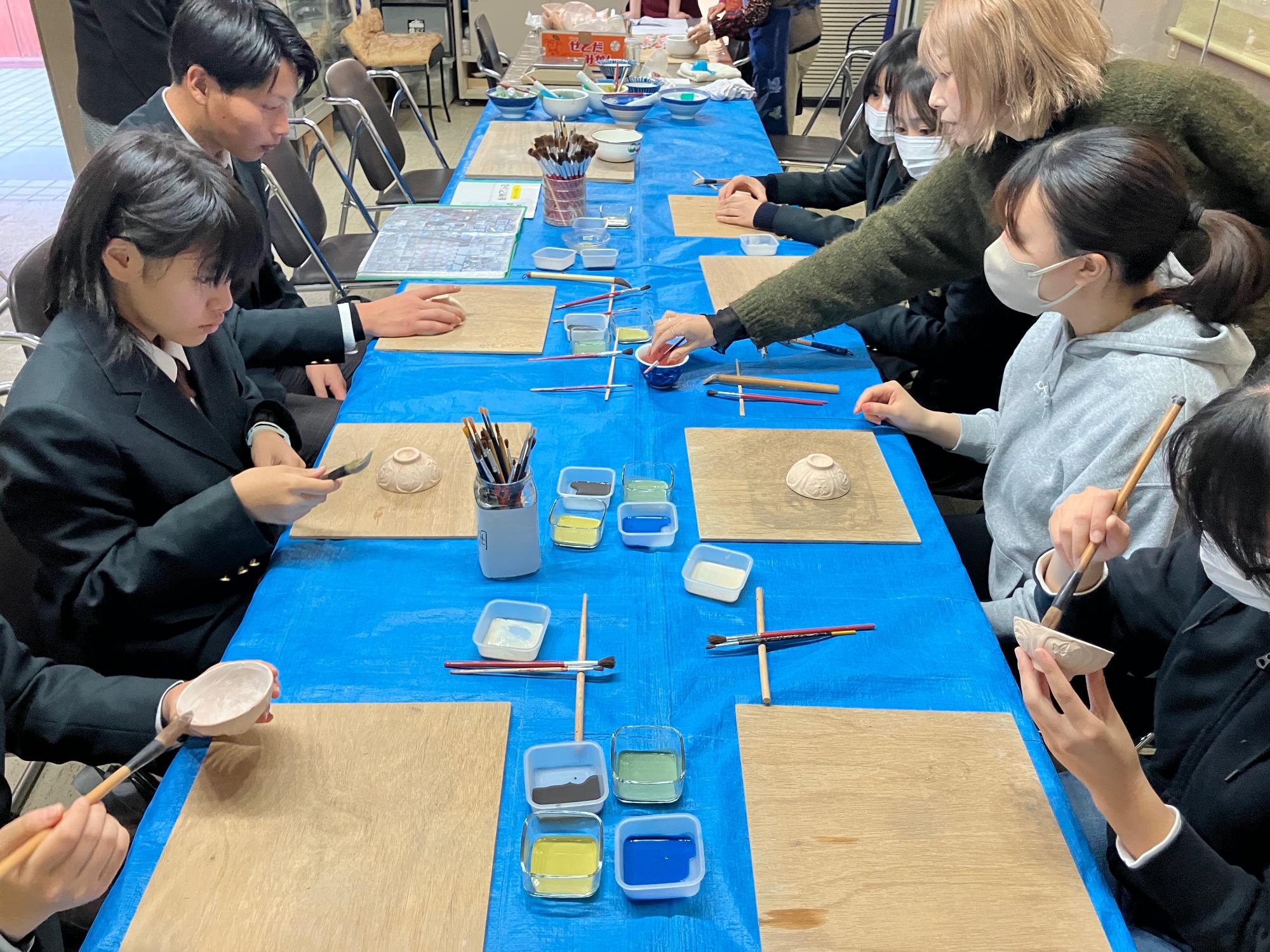 平賀源内旧邸にて源内焼き絵付け体験を行う参加者の写真