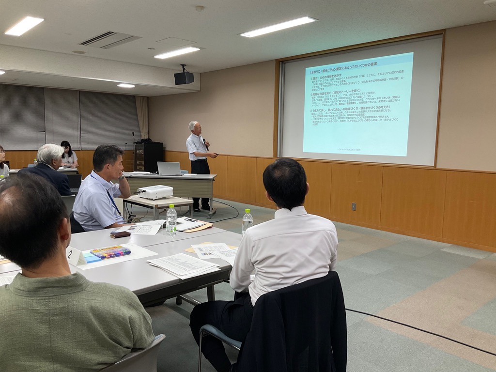 講演を行っている男性とそれを聞く参加者の写真