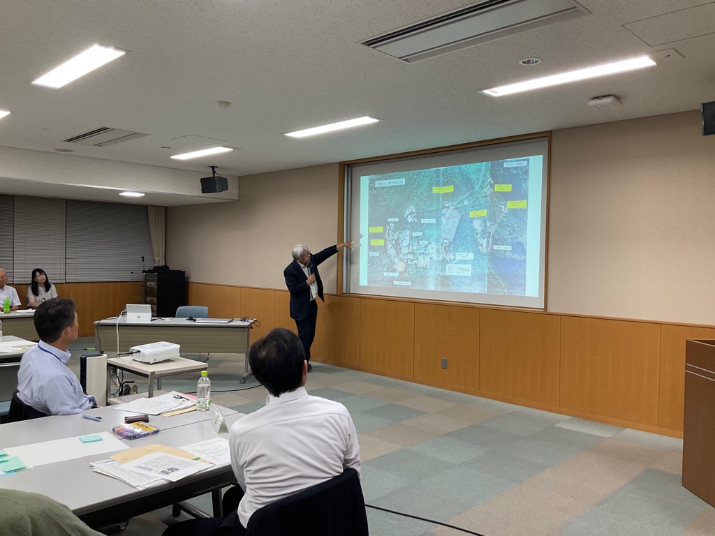 講演を行っている男性とそれを聞く参加者の写真