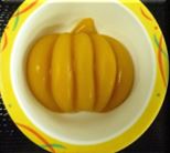 かぼちゃの形をしたペースト状の料理が小皿に置かれている写真