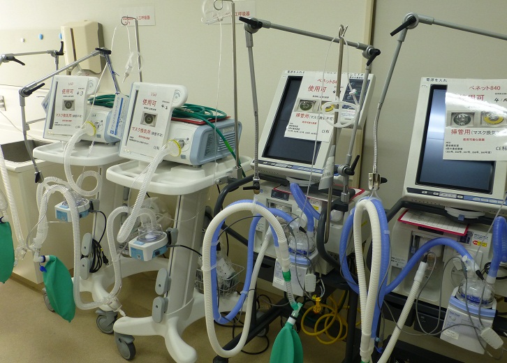 「使用可」と書かれた紙が貼られたモニターや管の付いた機械が並んだ写真