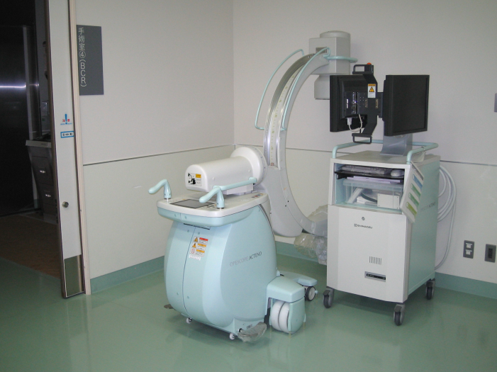 半円の装置が取り付けられた機械のそばにモニターが置かれている写真