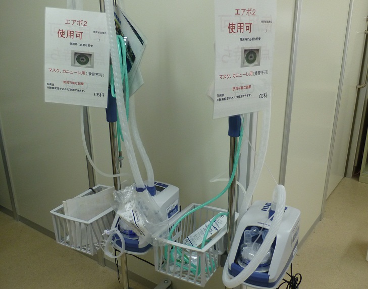 「使用可」と書かれた紙が貼られた管の付いた道具の写真