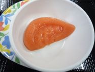 小皿に置かれたトマトの写真