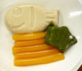 魚や星の形をしたペースト状の料理が並べられている写真