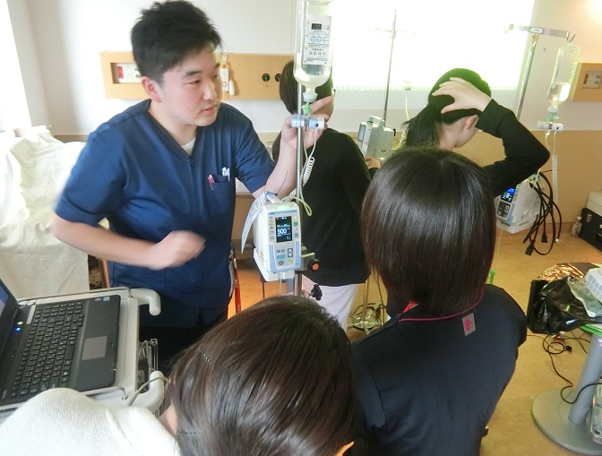 点滴の説明をする男性の写真