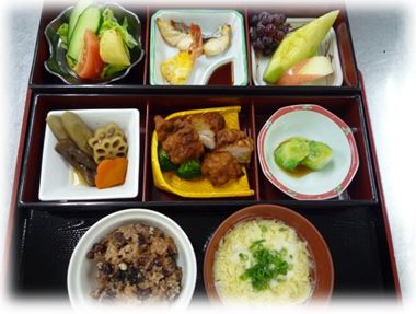 和食が盛りつけられ小皿が並べられている膳の写真