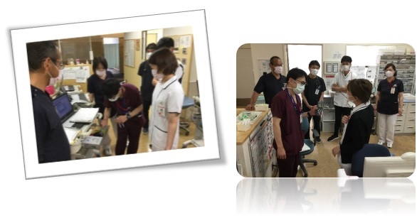 えんじ色の医療服を着た人の作業を見ている人たちの写真とえんじ色の医療服を着た人の話を聞く人たちの写真の2枚が並んでいる写真