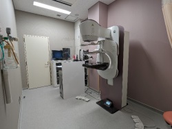 3Dマンモグラフィを撮影する機材がある部屋の写真