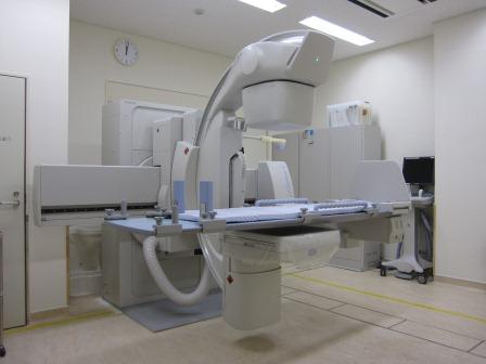 患者を横にしてX線撮影する装置が設置されている部屋の写真