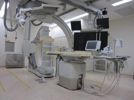 患者が横になって円形上の装置で検査をする機会の写真