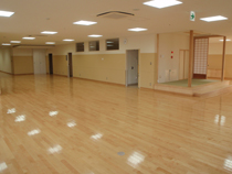 全面フローリング張りの広い部屋の写真