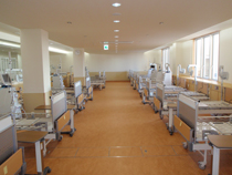 奥行きのある部屋の両端にベットと医療器具が並べられている写真