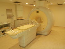 白を基調とした部屋の真ん中にMRL撮影機が設置されている写真