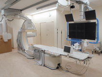 白を基調とした部屋に複数のコードやモニターが設置された医療器具が設置されている写真