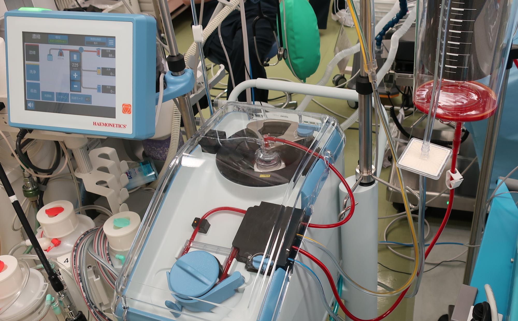 赤いコードやモニターが取り付けられた機械の写真