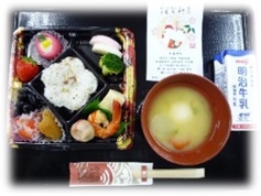 味噌汁や膳が並べられたプレートの写真