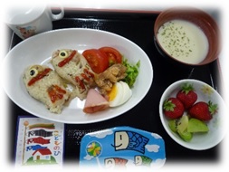 魚の形に整えられたご飯やデザートなどが並べられたプレートの写真