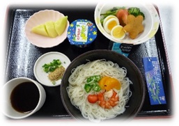 そうめんやサラダなどが並べられたプレートの写真