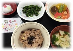 赤飯やおひたしなどが並べられたプレートの写真