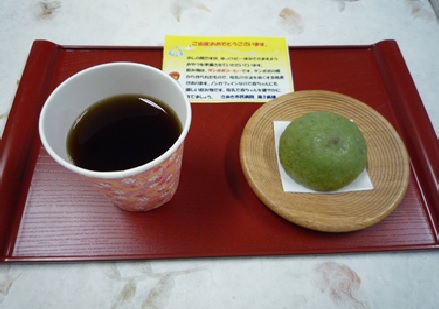 お盆に和菓子とコーヒーが並べて置かれている写真