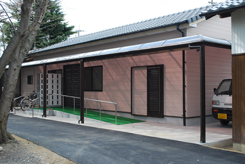 大きな庇のある平屋の家の写真