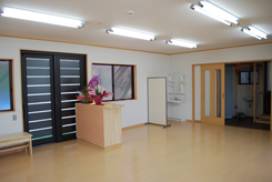 扉の前に花が飾られた家内部の写真