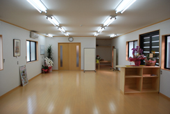 明るい電気が灯された広いフロアの写真