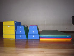 フロアの上にマットや跳び箱が置かれている写真