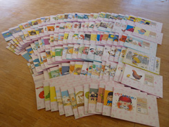 園内の床に並べられたたくさんの紙芝居の写真