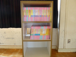 園内の木製の棚に並べられた紙芝居の写真