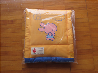 ピンク色のうさぎのイラストが描かれた防災頭巾の写真