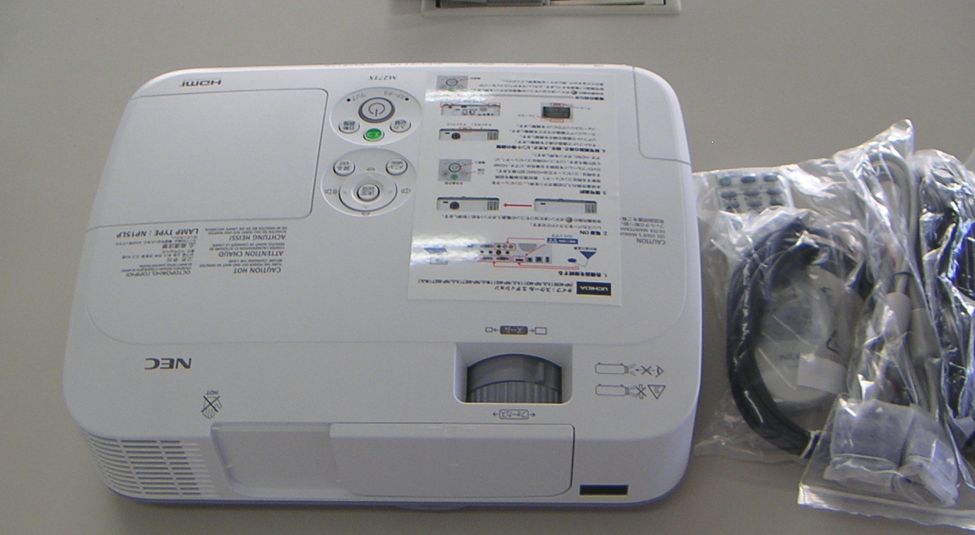 防災用固定電話と子機と附属品一式の写真