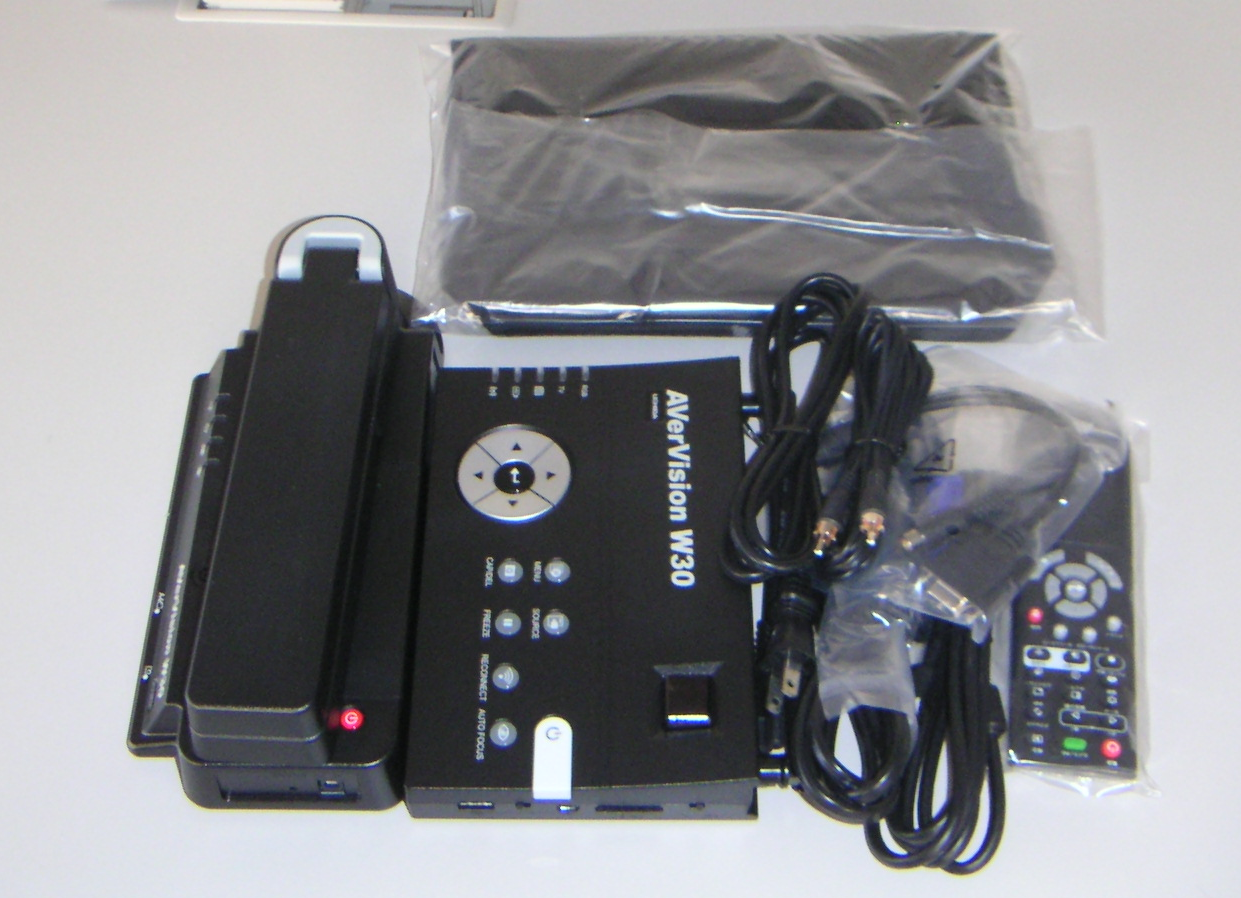 黒い防災用固定電話と子機とケーブル一式の写真