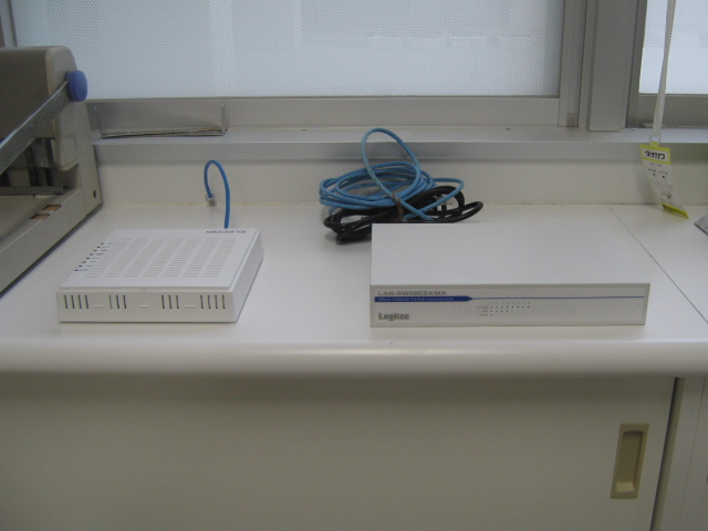 白い2台のルーターとLANケーブル・電源コードの写真