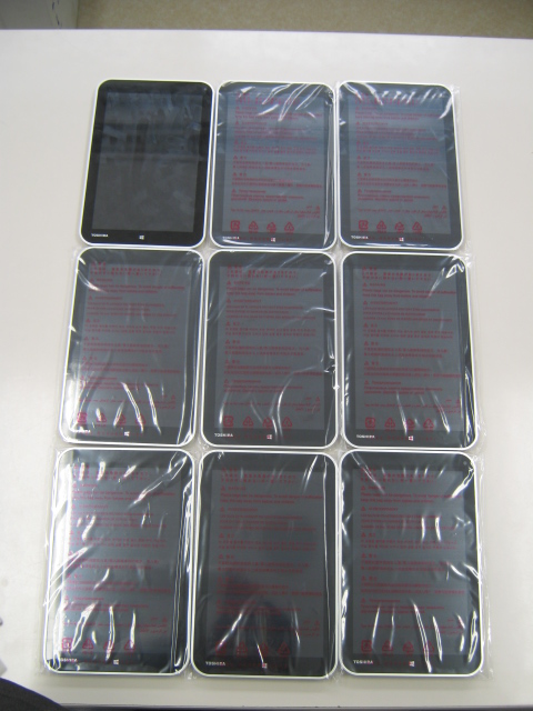 ビニールで包装された液晶が点灯しているタブレットの写真