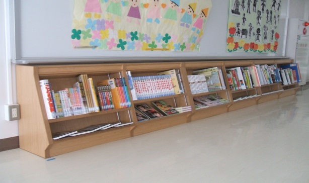 木製の書架に並べられた学校図書の写真