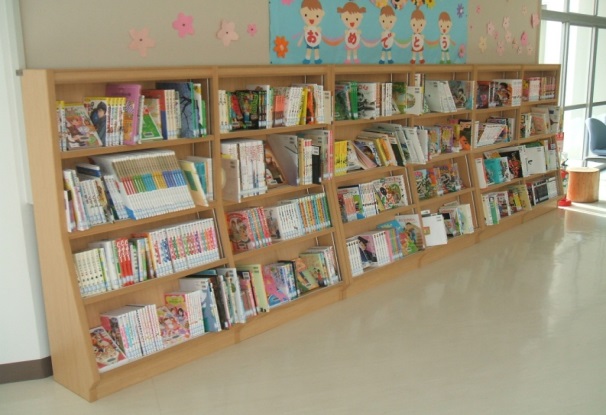 新設された4段の書架に数多くの書籍が並んでいる写真