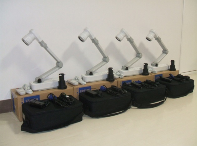 床に並べられた白色のスキャナ4台の写真